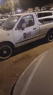 مركبة عمل النعيم للمقاولات وأعمال النجارة تحمل اسم النشاط ورقم التواصل في الرياض