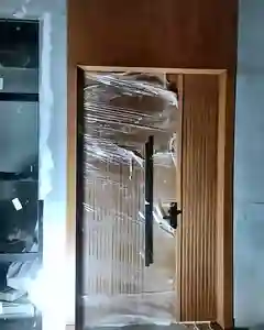 باب مدخل خشبي أثناء التركيب من أعمال النعيم للمقاولات وأعمال النجارة في الرياض
